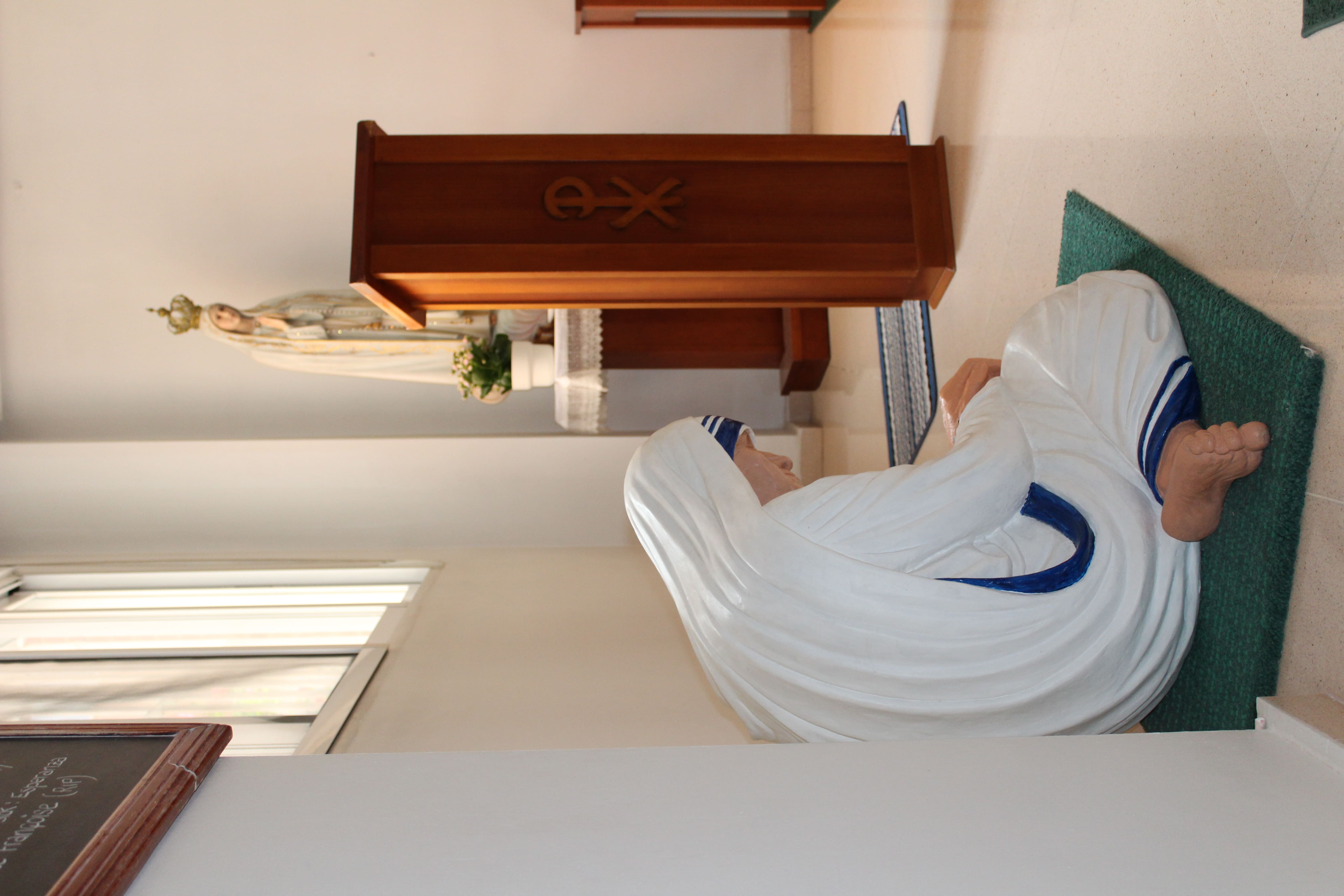 Misioneras de la caridad ayudando a personas.